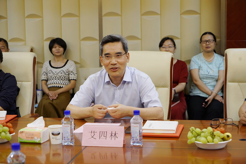 清华大学艾四林和北京大学康沛竹教授 莅临m88.com指导(图7)