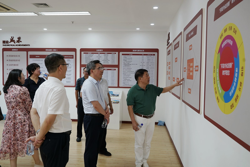 清华大学艾四林和北京大学康沛竹教授 莅临m88.com指导(图2)