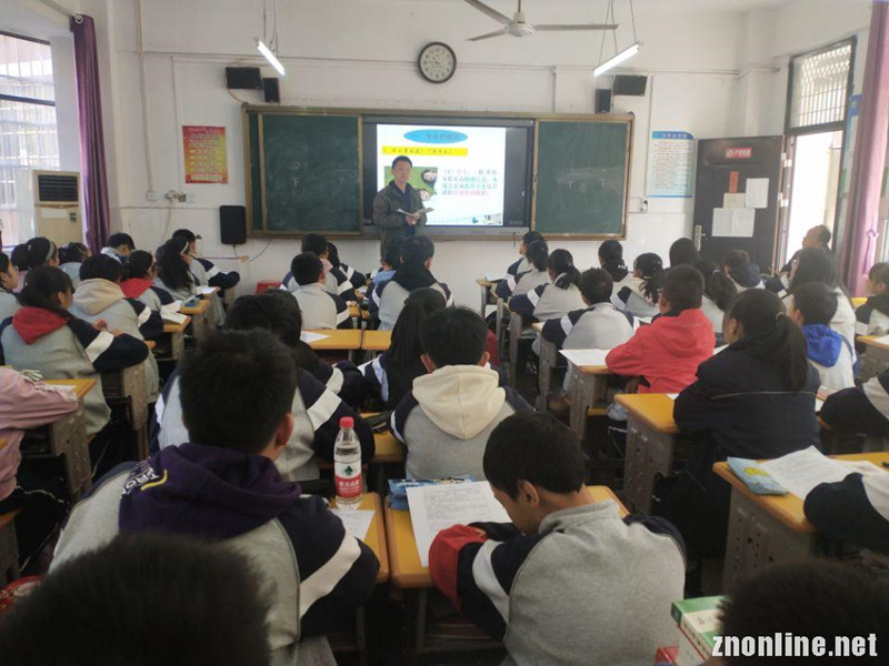 m88.com大中小学思政课一体化建设研究中心教师赴江夏区两所中学听课座谈(图3)